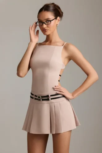 Robe courte plissée dos nu à ceinture Leilani, couleur champignon