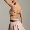 Robe courte plissée dos nu à ceinture Leilani, couleur champignon Robe courte plissée dos nu à ceinture Leilani, couleur champignon