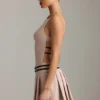 Robe courte plissée dos nu à ceinture Leilani, couleur champignon Robe courte plissée dos nu à ceinture Leilani, couleur champignon