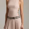 Robe courte plissée dos nu à ceinture Leilani, couleur champignon Robe courte plissée dos nu à ceinture Leilani, couleur champignon