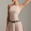 Robe courte plissée dos nu à ceinture Leilani, couleur champignon Robe courte plissée dos nu à ceinture Leilani, couleur champignon