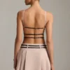 Robe courte plissée dos nu à ceinture Leilani, couleur champignon Robe courte plissée dos nu à ceinture Leilani, couleur champignon