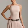 Robe courte plissée dos nu à ceinture Leilani, couleur champignon Robe courte plissée dos nu à ceinture Leilani, couleur champignon