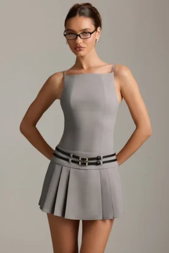 Robe courte plissée dos nu à ceinture Leilani en gris