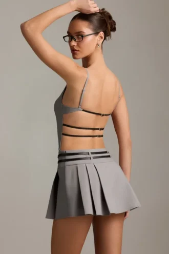Robe courte plissée dos nu à ceinture Leilani en gris