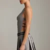 Robe courte plissée dos nu à ceinture Leilani en gris Robe courte plissée dos nu à ceinture Leilani en gris