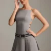 Robe courte plissée dos nu à ceinture Leilani en gris Robe courte plissée dos nu à ceinture Leilani en gris