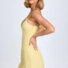 Robe courte plissée à nœud Bronwyn, jaune pastel Robe courte plissée à nœud Bronwyn, jaune pastel