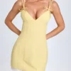 Robe courte plissée à nœud Bronwyn, jaune pastel Robe courte plissée à nœud Bronwyn, jaune pastel