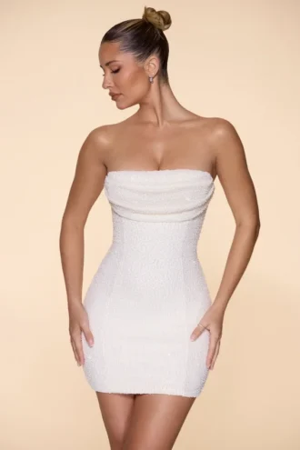 Robe courte sans bretelles à col bénitier et ornements Basel, couleur ivoire