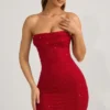 Robe courte sans bretelles à col bénitier et ornements Basel en rouge vif Robe courte sans bretelles à col bénitier et ornements Basel en rouge vif