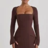 Robe courte Taesha à encolure carrée et coupe tulipe structurée, couleur chocolat Robe courte Taesha à encolure carrée et coupe tulipe structurée, couleur chocolat