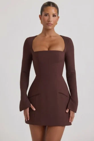 Robe courte Taesha à encolure carrée et coupe tulipe structurée, couleur chocolat