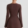 Robe courte Taesha à encolure carrée et coupe tulipe structurée, couleur chocolat Robe courte Taesha à encolure carrée et coupe tulipe structurée, couleur chocolat