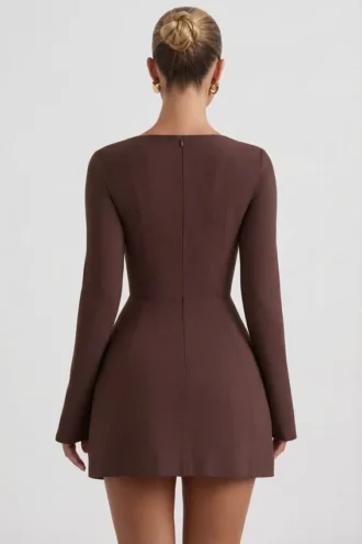Robe courte Taesha à encolure carrée et coupe tulipe structurée, couleur chocolat