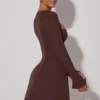 Robe courte Taesha à encolure carrée et coupe tulipe structurée, couleur chocolat Robe courte Taesha à encolure carrée et coupe tulipe structurée, couleur chocolat