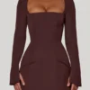 Robe courte Taesha à encolure carrée et coupe tulipe structurée, couleur chocolat Robe courte Taesha à encolure carrée et coupe tulipe structurée, couleur chocolat