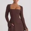 Robe courte Taesha à encolure carrée et coupe tulipe structurée, couleur chocolat Robe courte Taesha à encolure carrée et coupe tulipe structurée, couleur chocolat