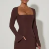 Robe courte Taesha à encolure carrée et coupe tulipe structurée, couleur chocolat Robe courte Taesha à encolure carrée et coupe tulipe structurée, couleur chocolat