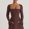 Robe courte Taesha à encolure carrée et coupe tulipe structurée, couleur chocolat Robe courte Taesha à encolure carrée et coupe tulipe structurée, couleur chocolat