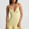 Robe courte à taille basse et lacets Daria en jaune Robe courte à taille basse et lacets Daria en jaune