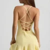 Robe courte à taille basse et lacets Daria en jaune Robe courte à taille basse et lacets Daria en jaune