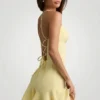 Robe courte à taille basse et lacets Daria en jaune Robe courte à taille basse et lacets Daria en jaune
