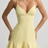 Robe courte à taille basse et lacets Daria en jaune Robe courte à taille basse et lacets Daria en jaune