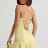 Robe courte à taille basse et lacets Daria en jaune Robe courte à taille basse et lacets Daria en jaune