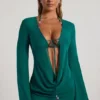 Robe courte transparente à col bénitier Vista ornée de perles, couleur vert jade Robe courte transparente à col bénitier Vista ornée de perles, couleur vert jade