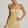 Robe courte transparente à encolure carrée et ornements Averie, couleur jaune Robe courte transparente à encolure carrée et ornements Averie, couleur jaune