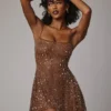 Robe courte transparente à encolure dégagée et ornements Durrani, couleur moka Robe courte transparente à encolure dégagée et ornements Durrani, couleur moka