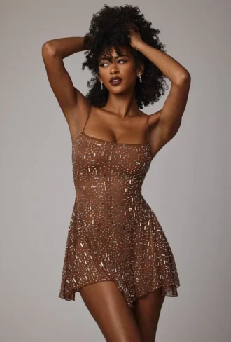 Robe courte transparente à encolure dégagée et ornements Durrani, couleur moka