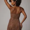 Robe courte transparente à encolure dégagée et ornements Durrani, couleur moka Robe courte transparente à encolure dégagée et ornements Durrani, couleur moka