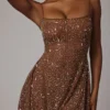 Robe courte transparente à encolure dégagée et ornements Durrani, couleur moka Robe courte transparente à encolure dégagée et ornements Durrani, couleur moka