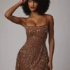Robe courte transparente à encolure dégagée et ornements Durrani, couleur moka Robe courte transparente à encolure dégagée et ornements Durrani, couleur moka