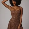 Robe courte transparente à encolure dégagée et ornements Durrani, couleur moka Robe courte transparente à encolure dégagée et ornements Durrani, couleur moka