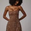 Robe courte transparente à encolure dégagée et ornements Durrani, couleur moka Robe courte transparente à encolure dégagée et ornements Durrani, couleur moka