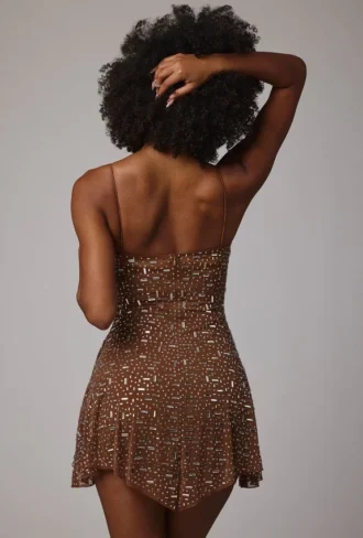 Robe courte transparente à encolure dégagée et ornements Durrani, couleur moka