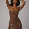 Robe courte transparente à encolure dégagée et ornements Durrani, couleur moka Robe courte transparente à encolure dégagée et ornements Durrani, couleur moka