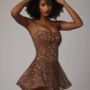 Robe courte transparente à encolure dégagée et ornements Durrani, couleur moka Robe courte transparente à encolure dégagée et ornements Durrani, couleur moka