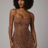 Robe courte transparente à encolure dégagée et ornements Durrani, couleur moka Robe courte transparente à encolure dégagée et ornements Durrani, couleur moka