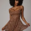Robe courte transparente à encolure dégagée et ornements Durrani, couleur moka Robe courte transparente à encolure dégagée et ornements Durrani, couleur moka