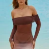 Robe courte transparente à épaules dénudées Nemba en marron chocolat Robe courte transparente à épaules dénudées Nemba en marron chocolat
