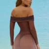 Robe courte transparente à épaules dénudées Nemba en marron chocolat Robe courte transparente à épaules dénudées Nemba en marron chocolat