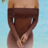 Robe courte transparente à épaules dénudées Nemba en marron chocolat Robe courte transparente à épaules dénudées Nemba en marron chocolat