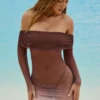 Robe courte transparente à épaules dénudées Nemba en marron chocolat Robe courte transparente à épaules dénudées Nemba en marron chocolat