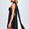 Robe courte trapèze Cecilia à détails foulard, en noir Robe courte trapèze Cecilia à détails foulard, en noir