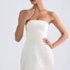 Robe courte tulipe structurée à bandeau Haisley, couleur ivoire Robe courte tulipe structurée à bandeau Haisley, couleur ivoire