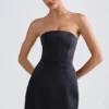 Robe courte tulipe structurée à bandeau Haisley en noir Robe courte tulipe structurée à bandeau Haisley en noir
